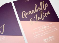 Invitation de mariage Nude, design moderne avec écriture manuscrites. Camaieu de rose poudré, violet et or.