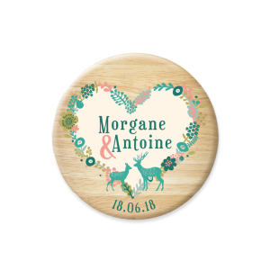 Save the Date de mariage Montagne, fond bois et cerfs sur un coeur formées de fleurs illustrées.