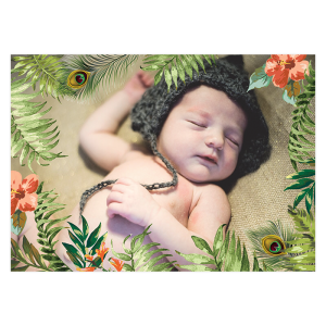 Faire-part naissance Jungle tropicale, décor à fleurs et feuilles exotiques. Photo de bébé joliment encadrée.