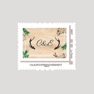 timbre personnalisé mariage dans les bois, fond bois et initiales des mariés entourés de bois de cerfs.
